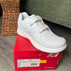 New Balance Women's Size 9.5 White Walking Shoes, Vel cro Straps